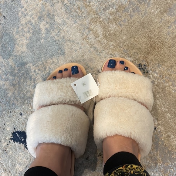 Gently Used Tory Burch Fur slippers Beige sz 9 Sheldon Shearling Two Band Slide - Picture 7 of 14